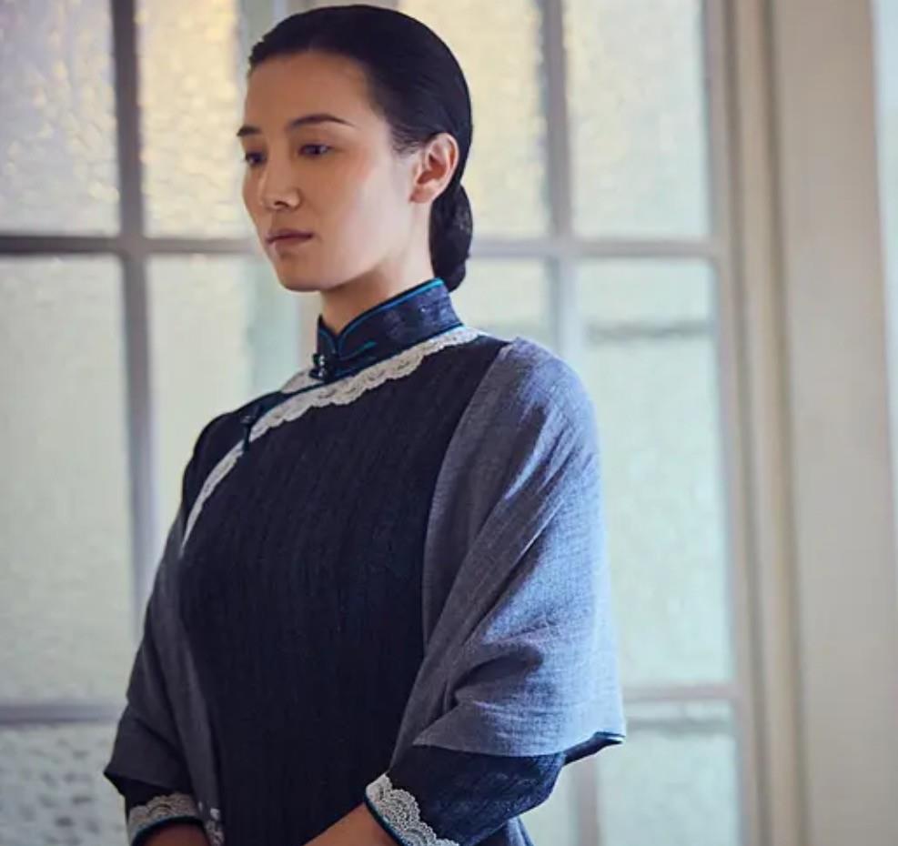 宋庆龄的扮演者大都会在服装造型上更为贴切,而宋佳的优势在于,她的