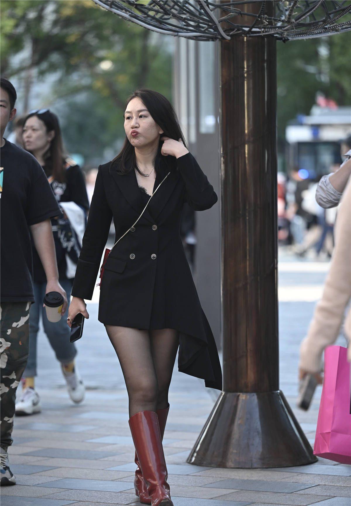 秋季的搭配很简单,黑色丝袜搭配长靴,简单时尚的风格_美女_靴子_款式