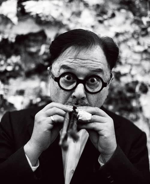 周英华:靠怪诞博出位,4任妻子年轻漂亮有才华,号称华裔食神_艺术_餐厅