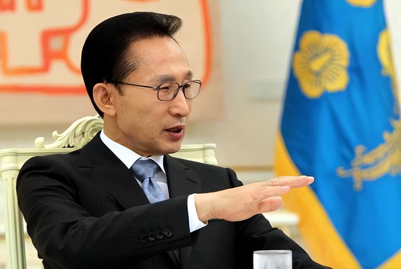 李明博,韩国第10任总统,2008年当选韩国总统.2012年,结束任期.