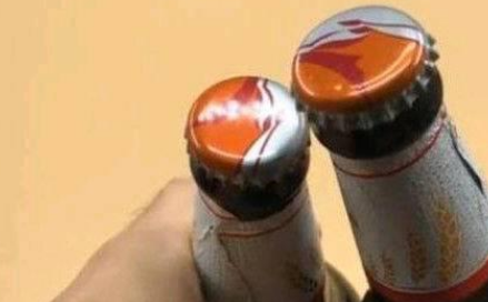 喝了30年啤酒才知道，瓶盖上有个小“玄机”，小孩也能轻松拧开(图3)