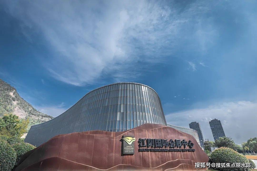 江阴市的国际会展中心选址在了敔山湾,并在2010年曾作为金鸡百花奖的