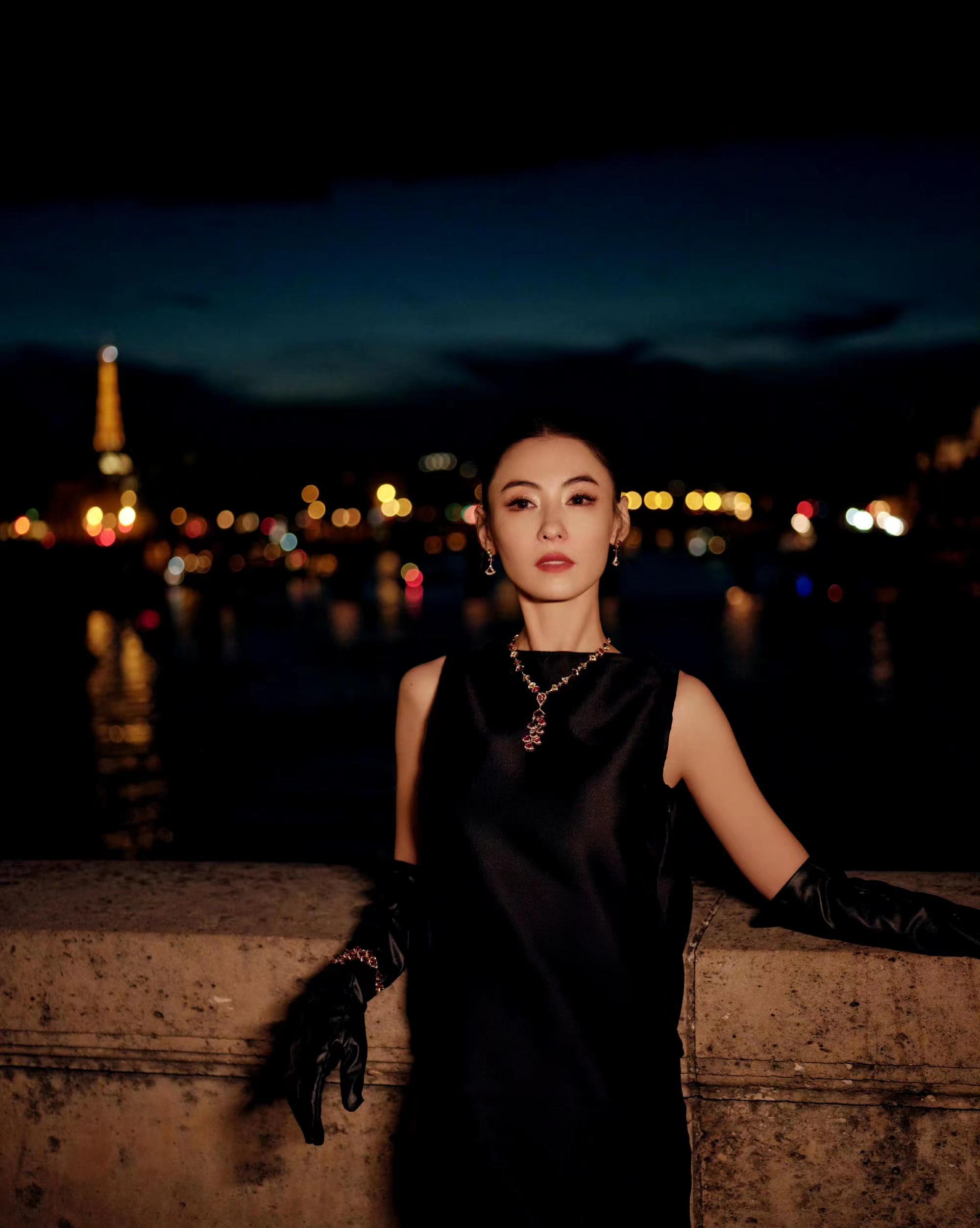 张柏芝巴黎时装周造型好美,黑色缎面长裙搭丸子头,精致又优雅!