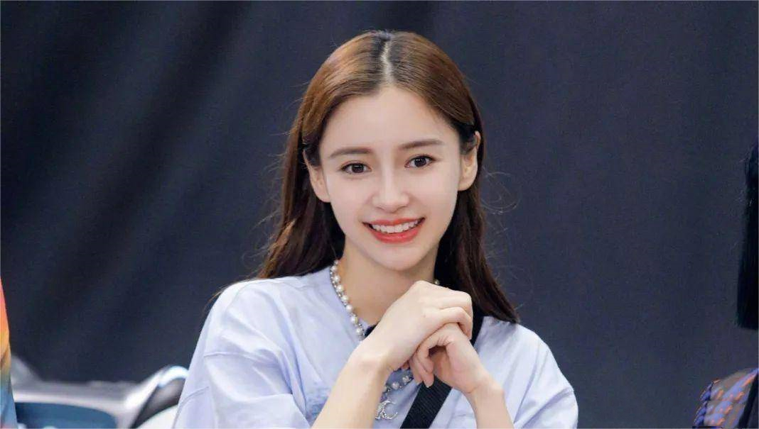 杨颖带小海绵看急诊惹人怜,面容憔悴鞋子脏,黄晓明叶