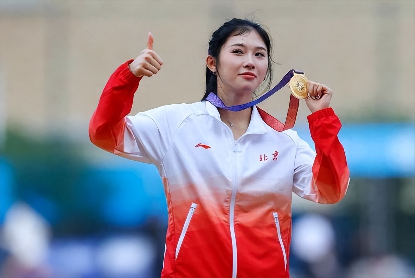 26岁的吴艳妮和22富二代男友,独特情侣款纹身引热议_网友_乔臻_成绩