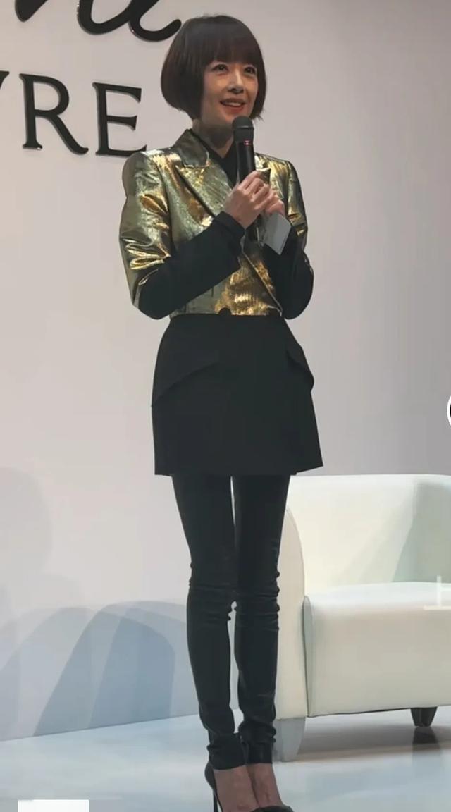 主持人鲁豫久违亮相活动,53岁长一张娃娃脸,网友:胖了真好看!