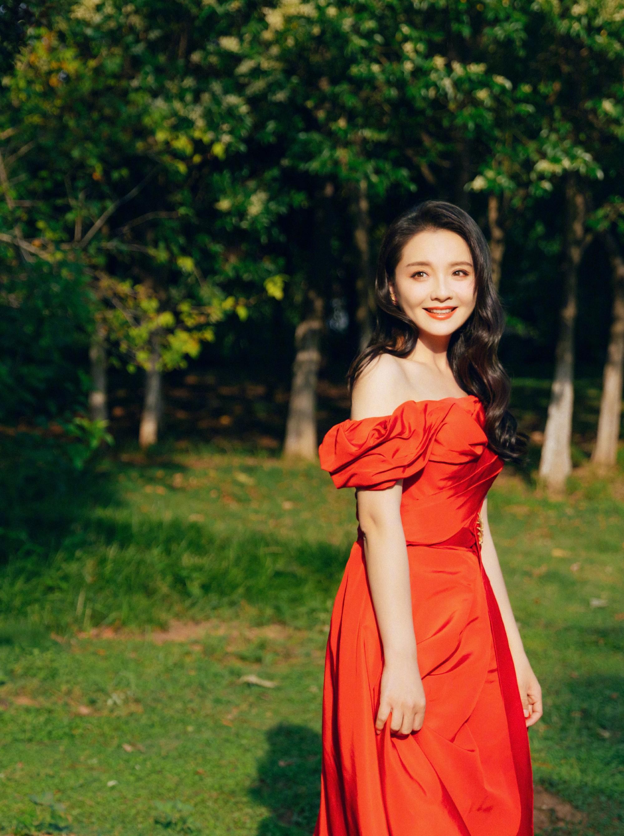 孙茜的多巴胺穿搭,红裙的款式优雅又明亮,温暖又温柔_红色_姐姐_照片