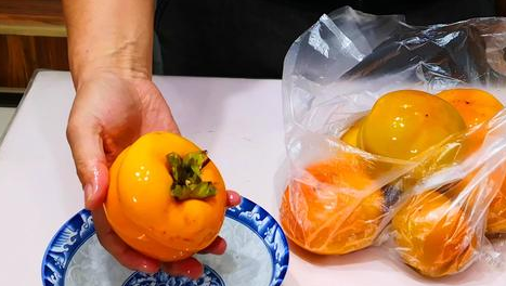农村人暖柿子,不用热水用土方法,3天就能吃,个个又甜又脆!