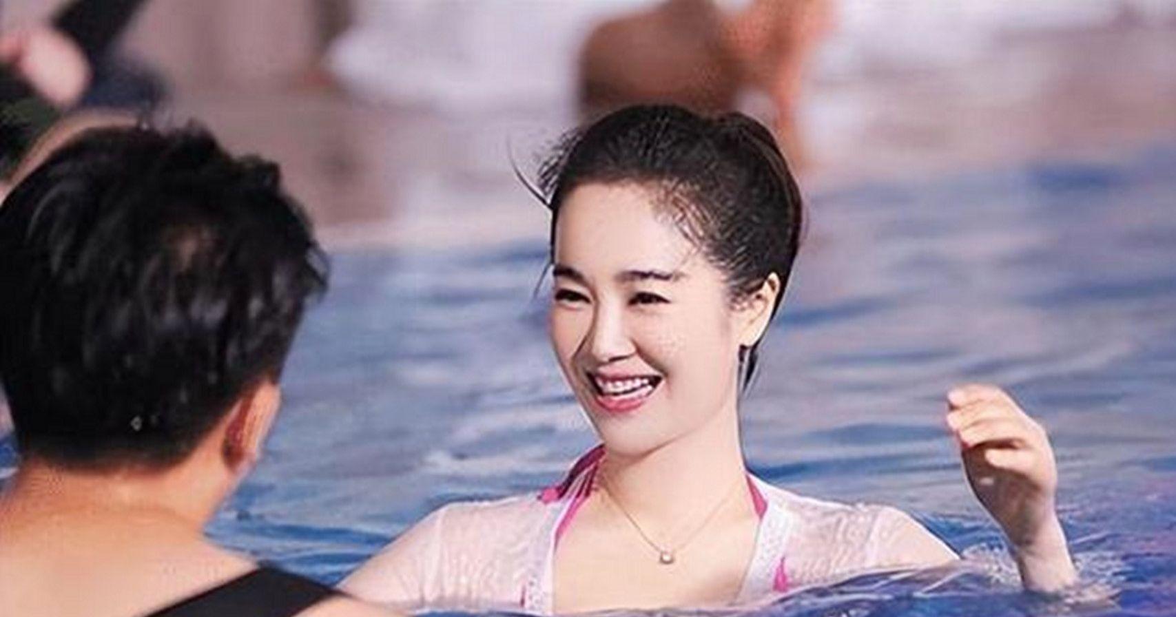 左小青的泳装造型与海滩背景完美融合.