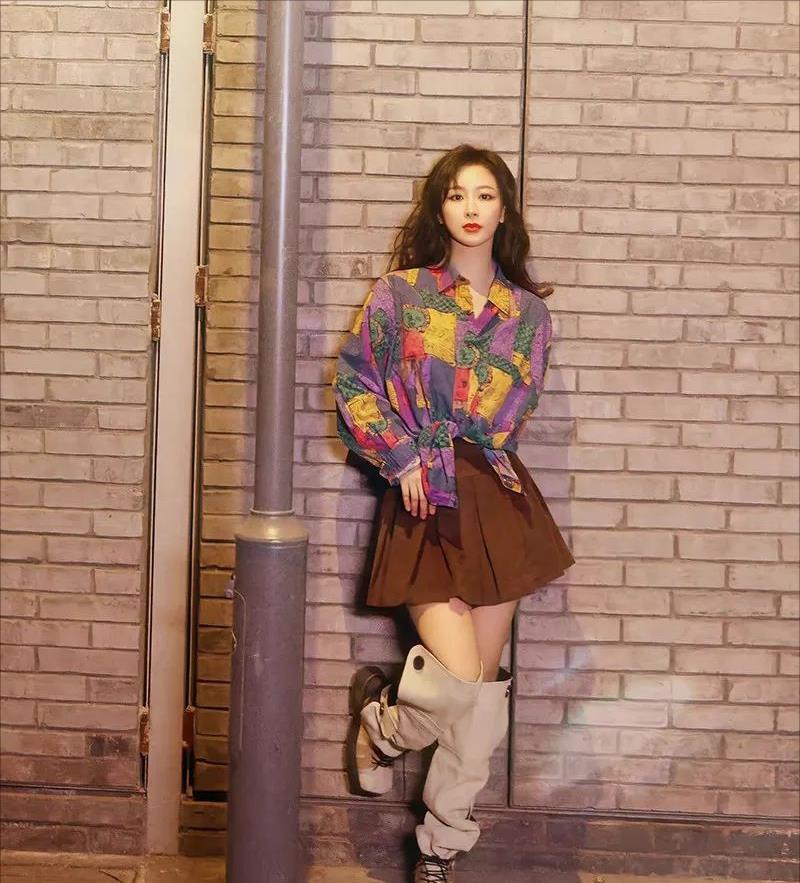 惊叹于杨紫的"复古卷发"!高级感小了,连气质都变得优雅了!