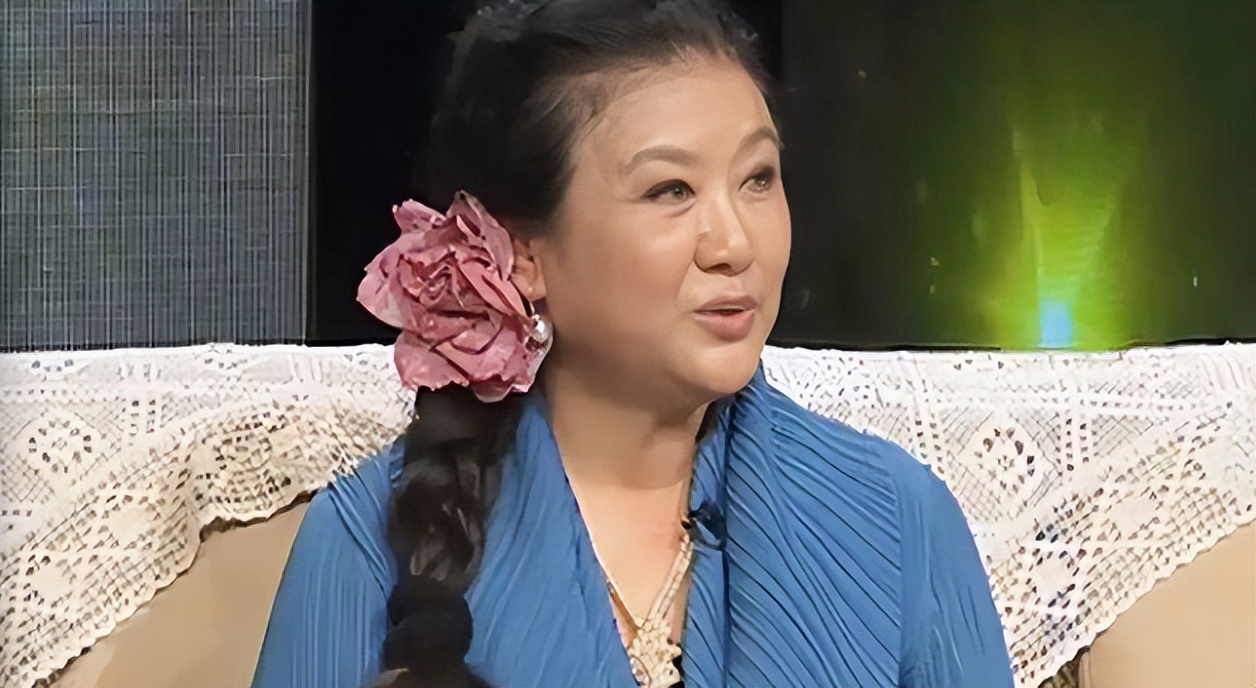 曾经的东方美人报幕员李小玢:一个时代的记忆,人生的坎坷与坚韧