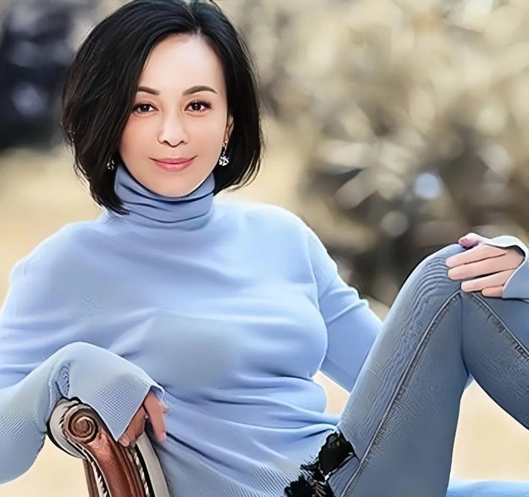 看了52岁的王琳才明白:穿衣简单,发不过肩,到老都优雅得体_风格_颜色_