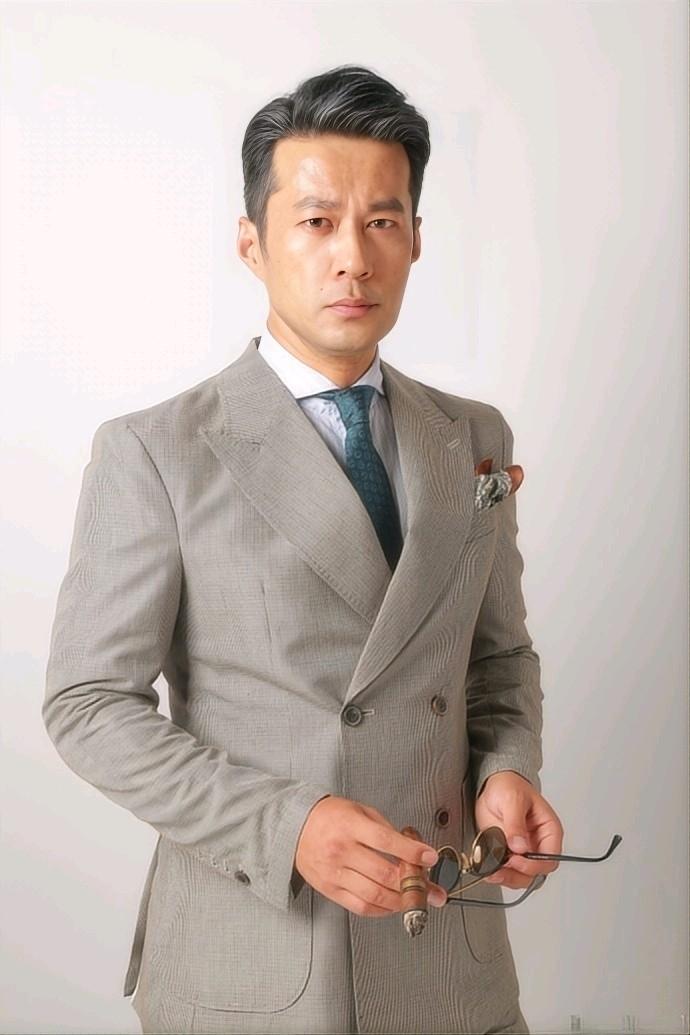 谭凯:51岁仍未婚,有北京户口,却为母亲定居青岛,他没后悔过_绘画_演艺