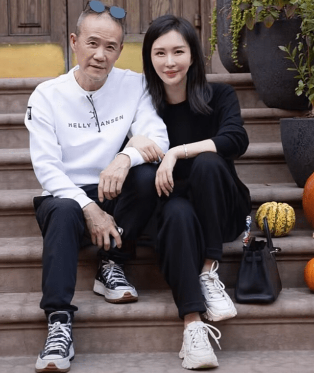 田朴珺吐槽老公太直男,手把手教王石拍照,相差30岁毫无年龄差_镜头