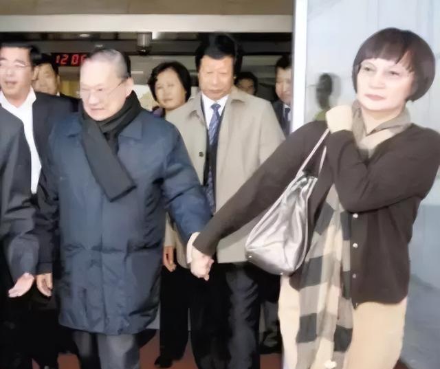 金庸活出94岁的高寿,小29岁娇妻功不可没_林乐怡_朱玫_父亲