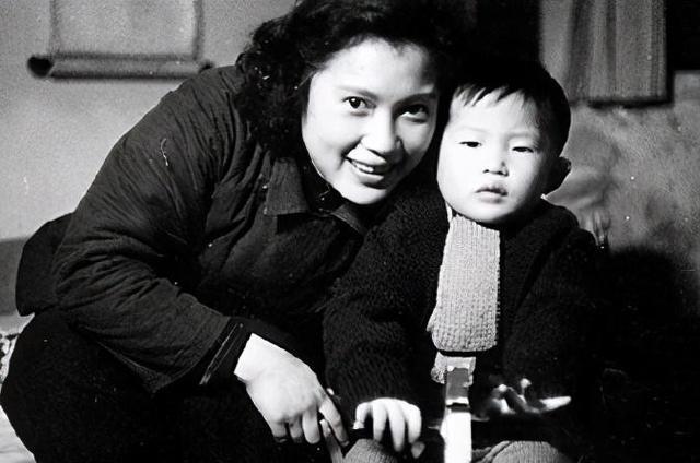 99岁秦怡"不值得羡慕"的人生:丈夫儿子早逝,和女儿30年不来往_陈天国