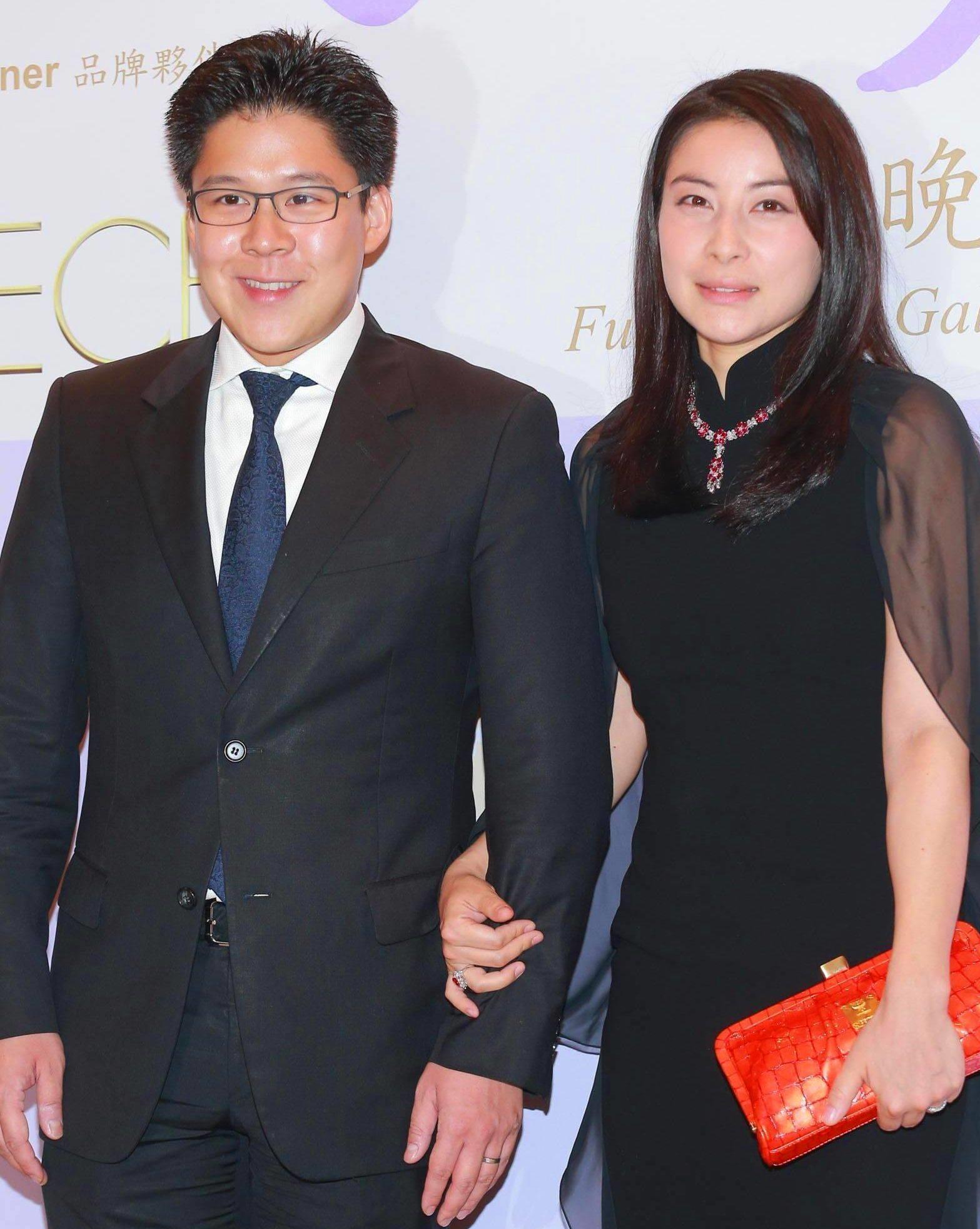 郭晶晶音乐会和素人合影,美颜状态一言难尽,五官变形浓妆惹争议_网友