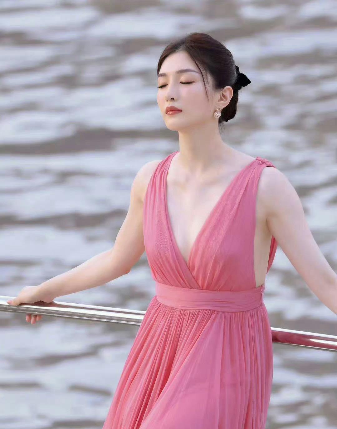 江疏影穿上粉色裙子,展现出梦幻般的仙女范!_连衣裙_时尚_感觉