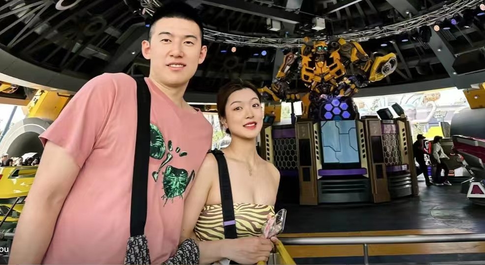 而在这一次追星之旅中,付豪晒出女友的照片也是引发了很多球迷的质疑