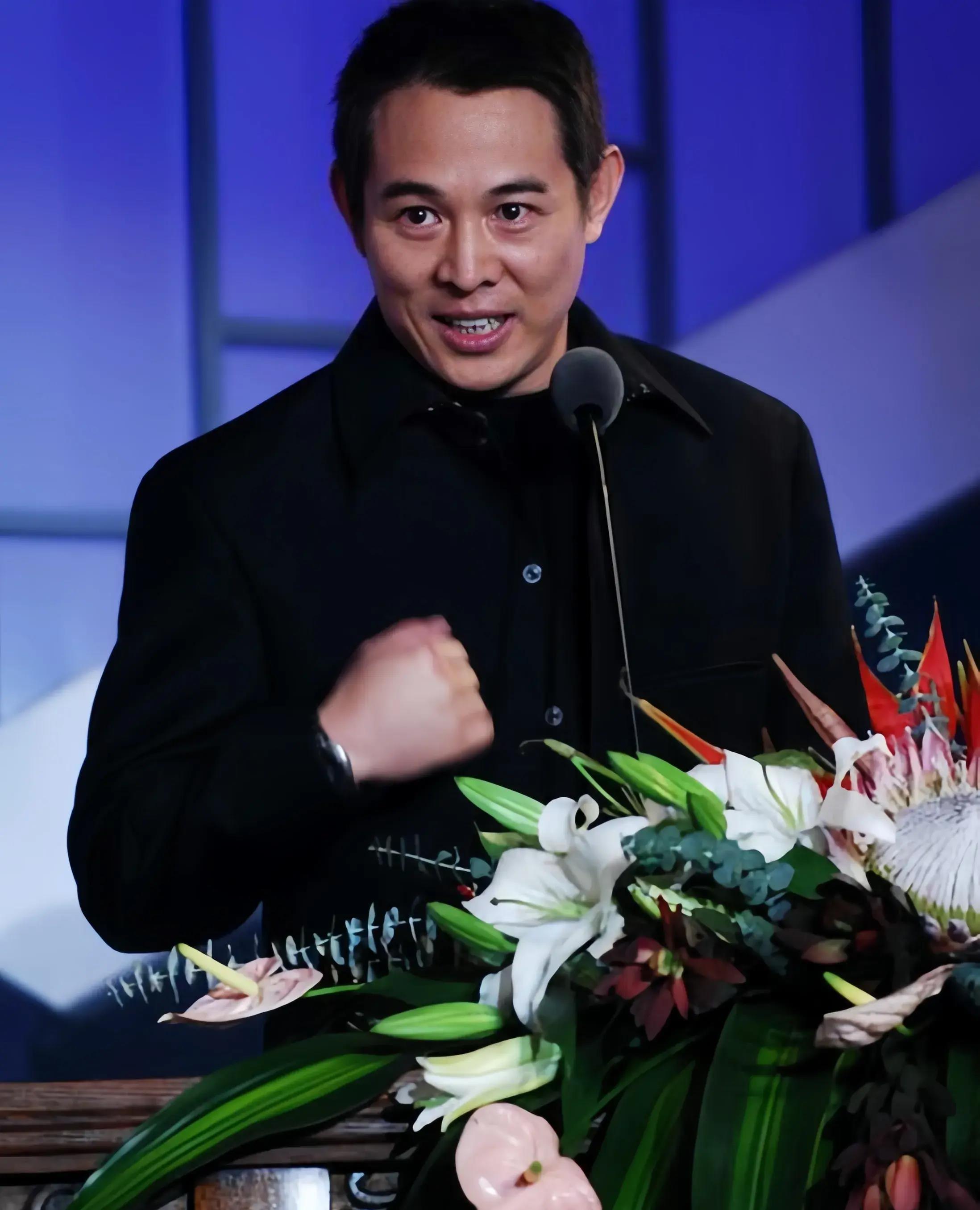 李连杰披露与35岁长女李思真实关系,澄清遭女儿怒骂传闻,_谣言_李斯