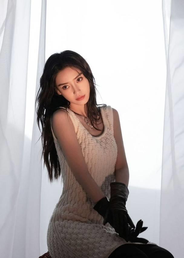 angelababy被禁言后首露面,深夜抱儿子看急诊,干瘪憔悴显落魄_杨颖