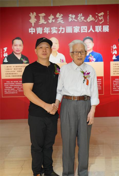 90多岁高龄的国之泰斗朱曜奎,高度点评周呈润的画作_山水_高原_亲临