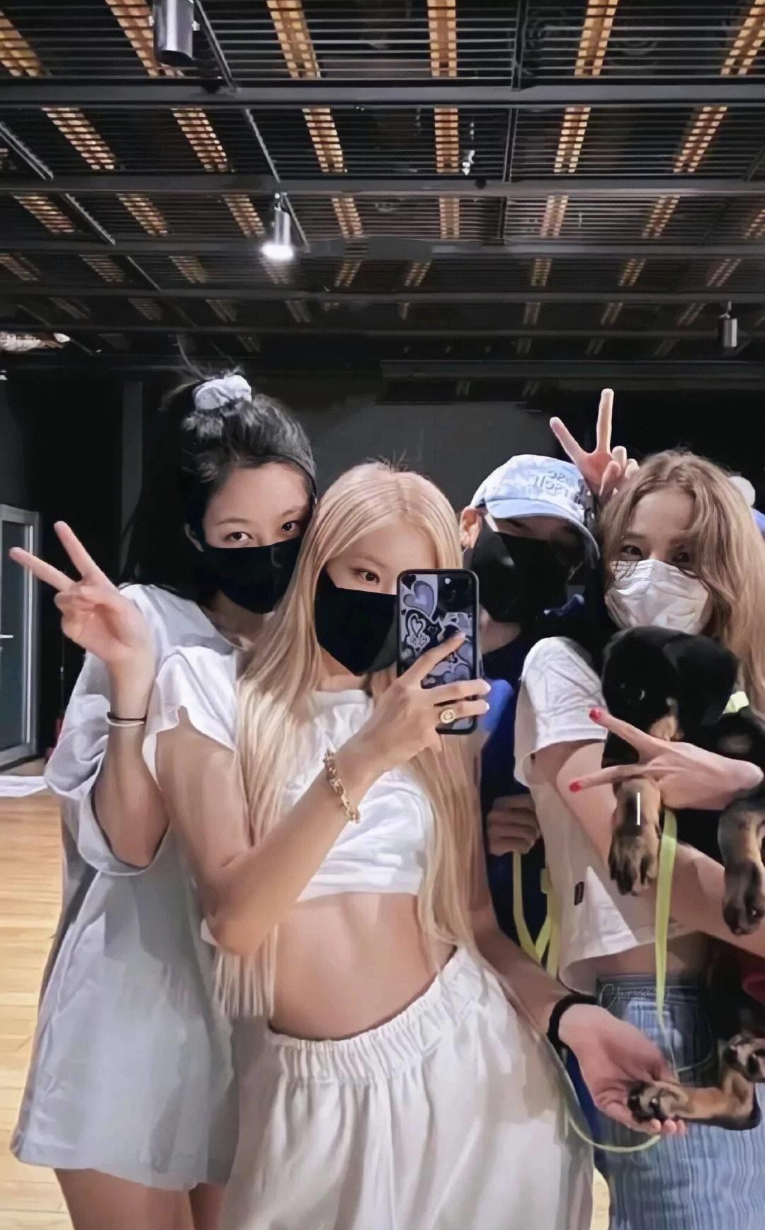 与此同时,blackpink幕僚的其他成员也在社交媒体上表