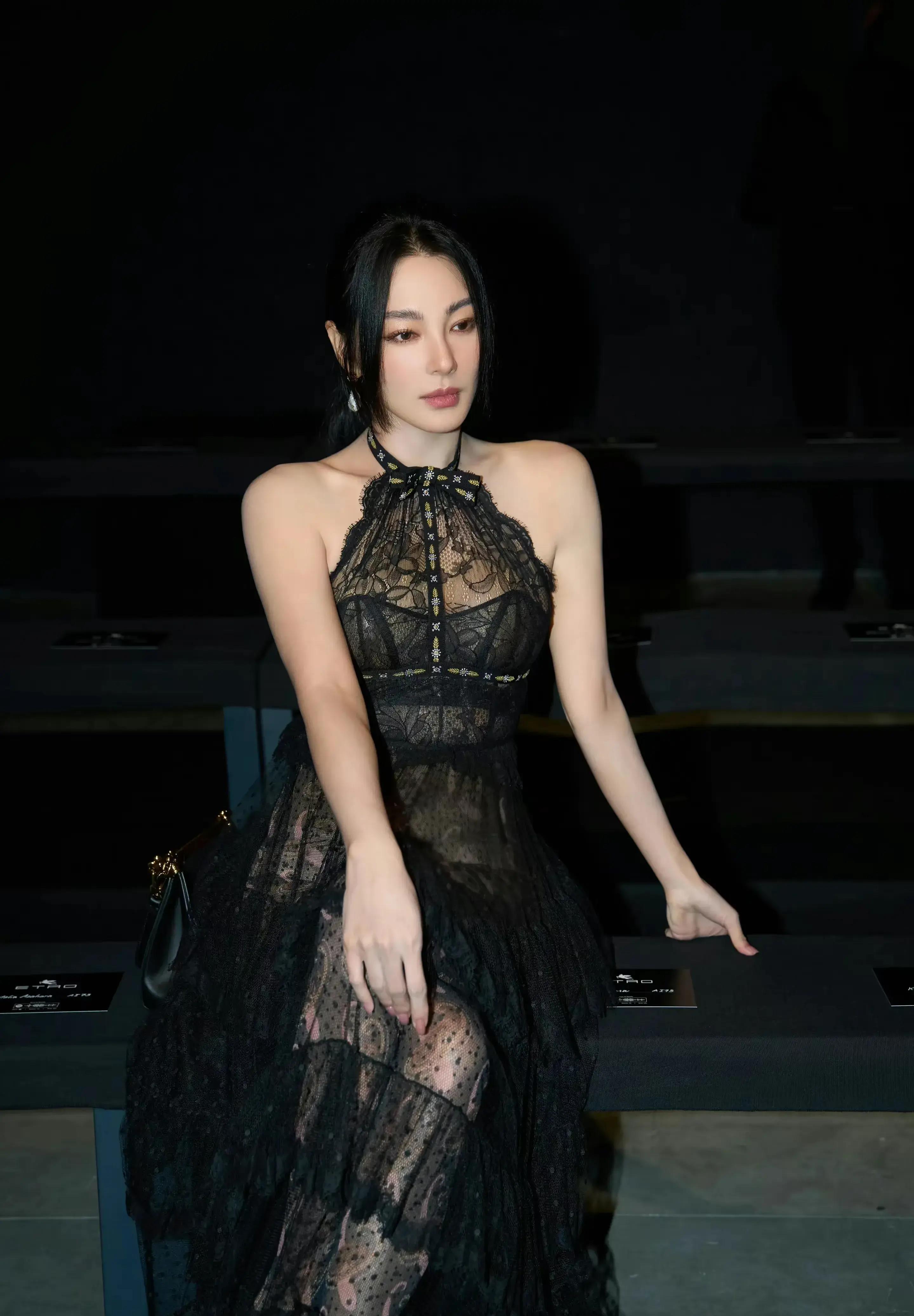 米兰时装周:张雨绮透明蕾丝长裙,女人味与优雅的完美碰撞_时尚_女性