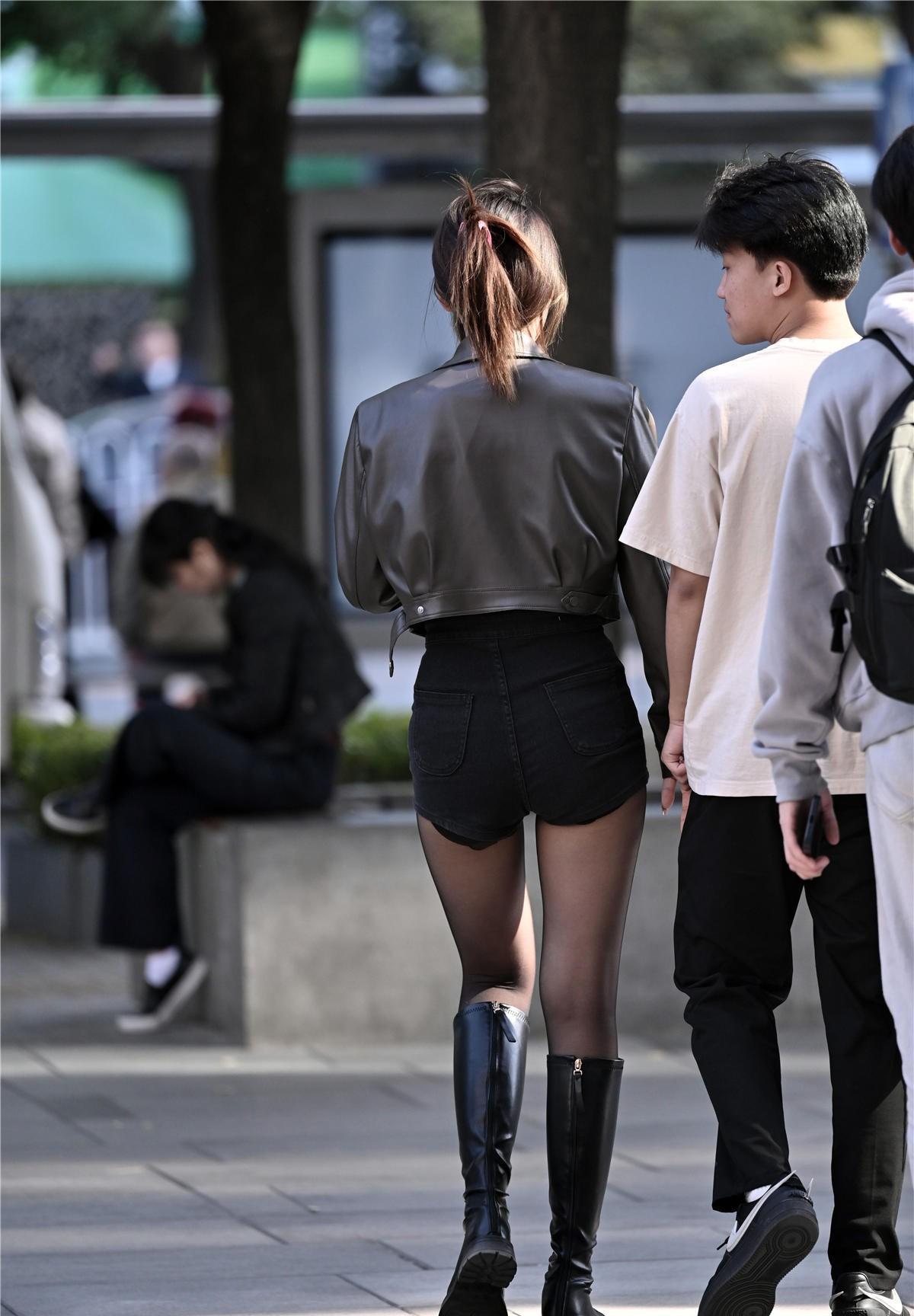 黑色丝袜搭配长靴,冬季的经典穿搭,也穿出精致时尚的效果_美女_鞋子