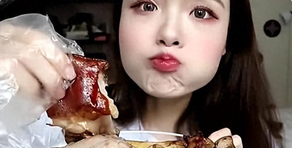 大胃王证明自己没假吃,直播吃20个汉堡,网友看她肚子"露馅了"_观众