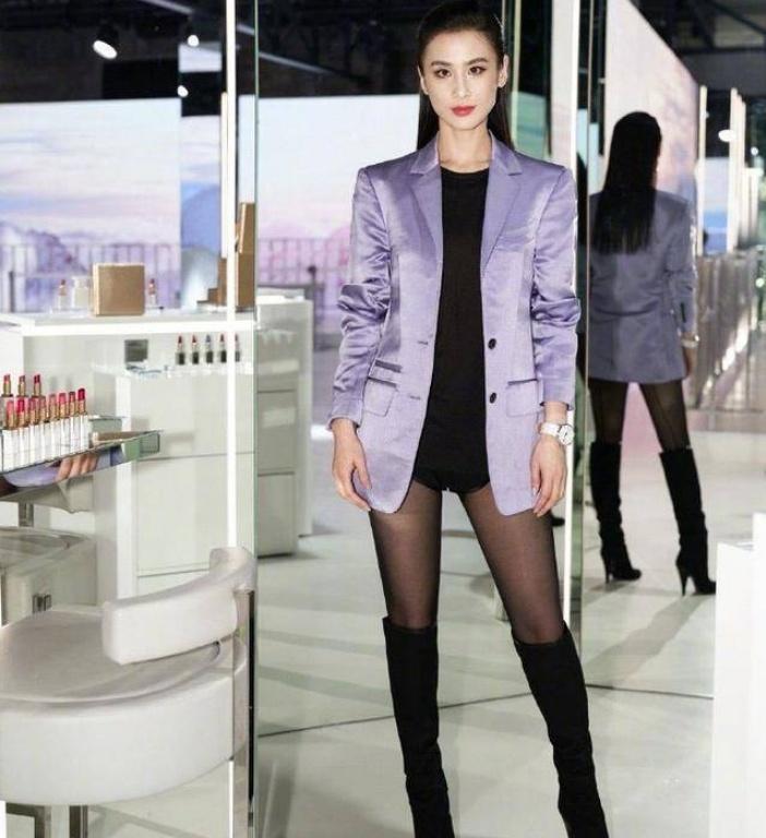 这样的黑色丝袜,搭配靛蓝色的西装,也将黄圣依修长迷人的双腿体现的