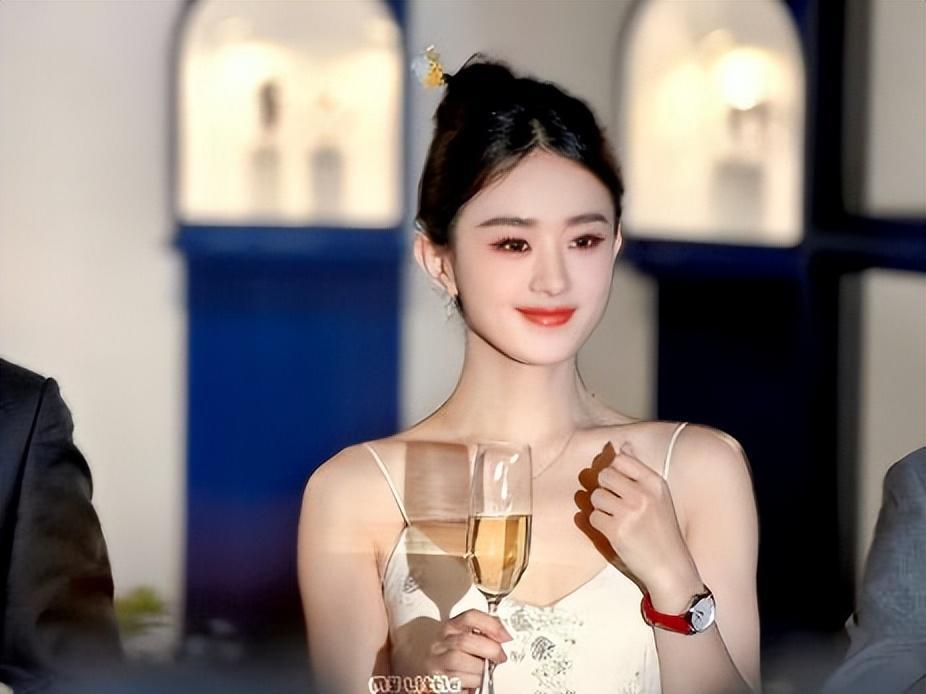 这款发型反映了赵丽颖最大的优点:圆润可爱的形象.