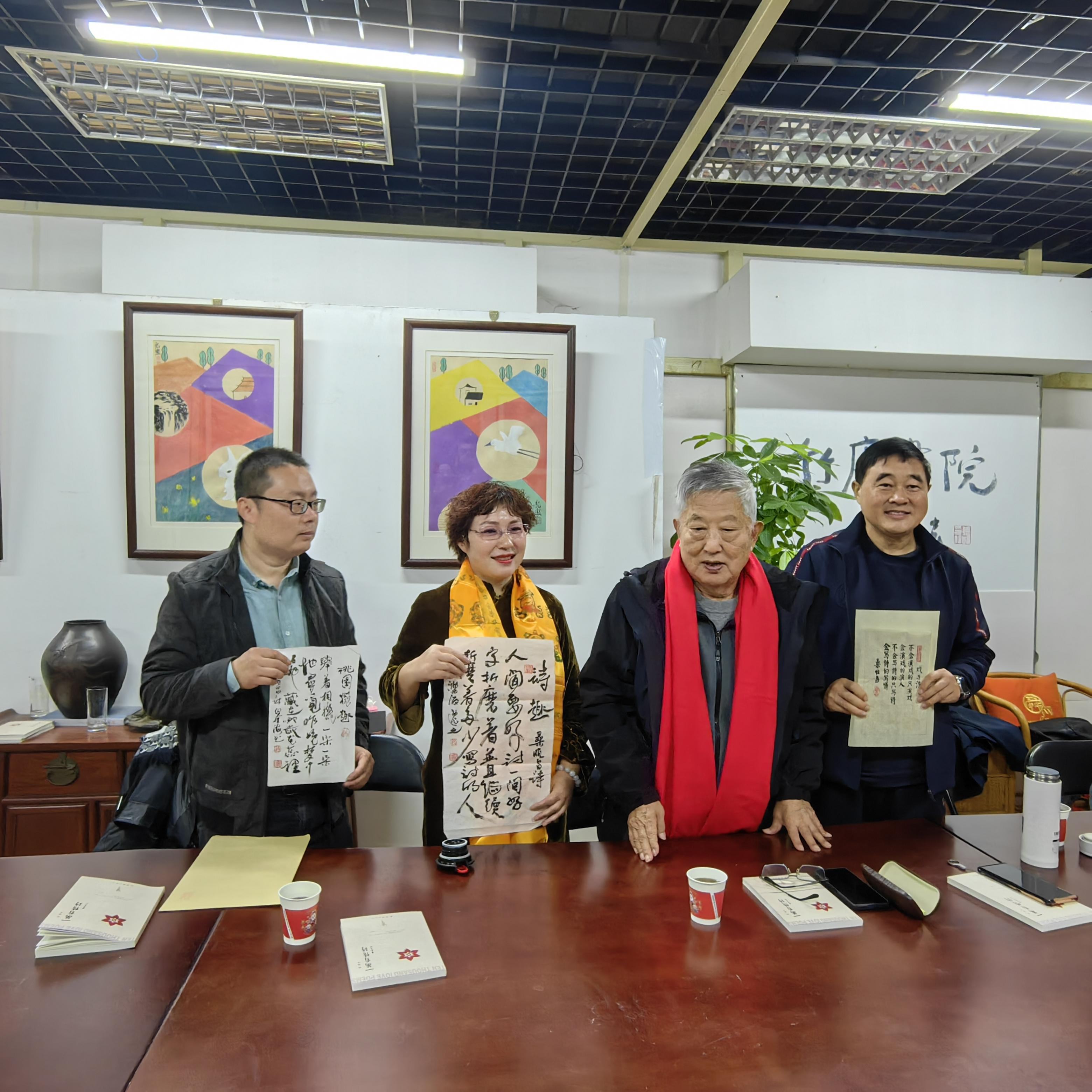 主持人也同时分别介绍了三位徒弟诗人付坤,路小曼,李洪飞(鞥城)的简要