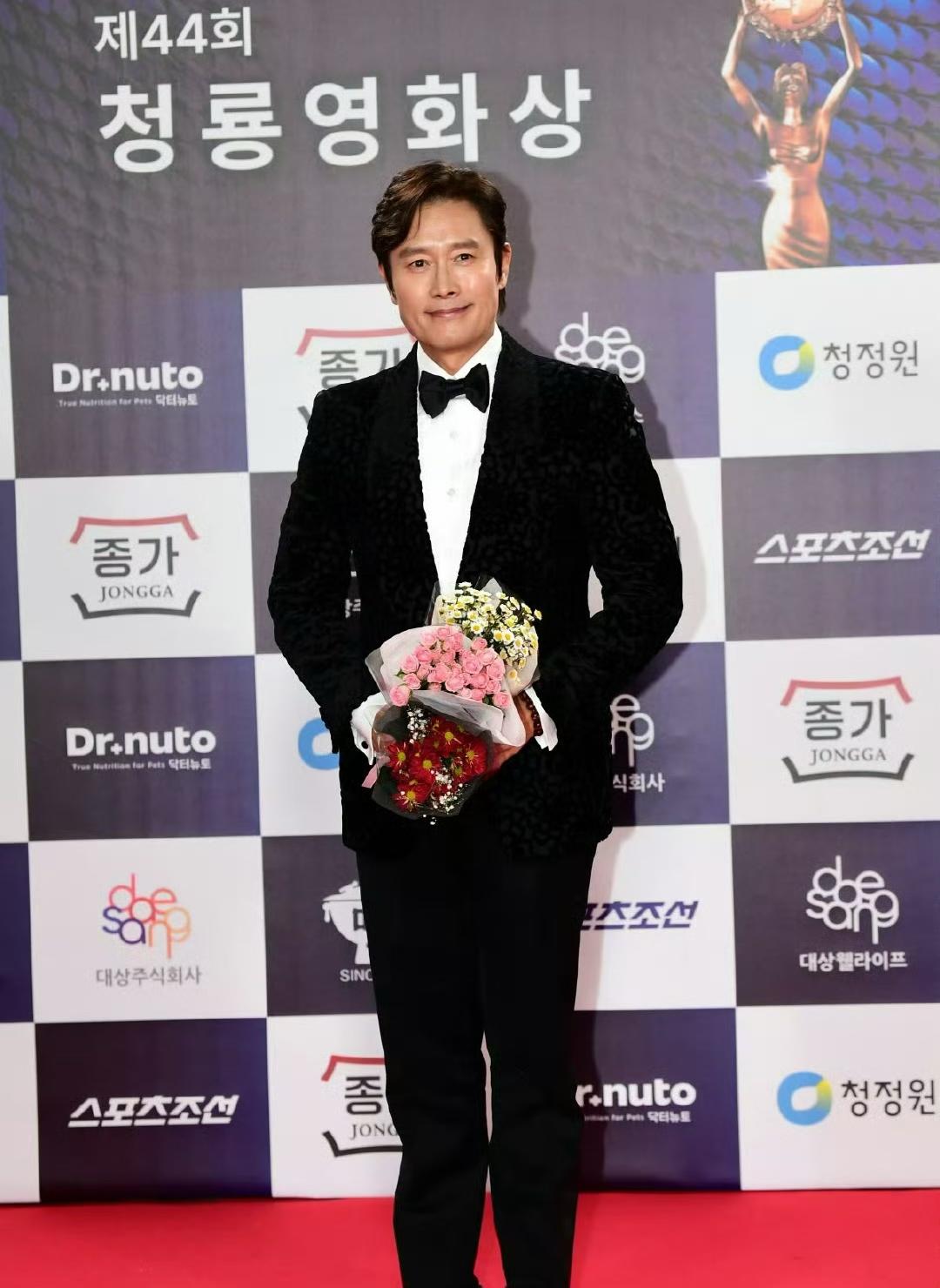 开奖前,李秉宪心态保持很好,面带笑容表情自信,脖颈处还特意戴上蝴蝶