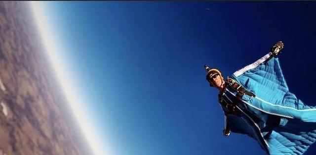 翼装飞行员空中"斩首"?降落伞带回无头尸体,头却不见_alain_责任_事故