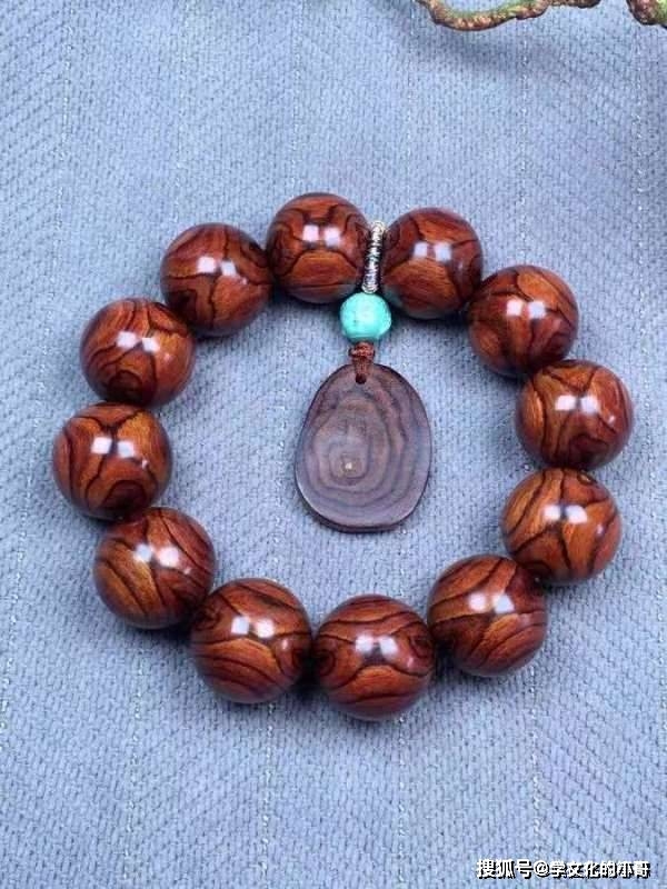 文玩新手如何玩海黄手串?_黄花梨_珠子_盘玩