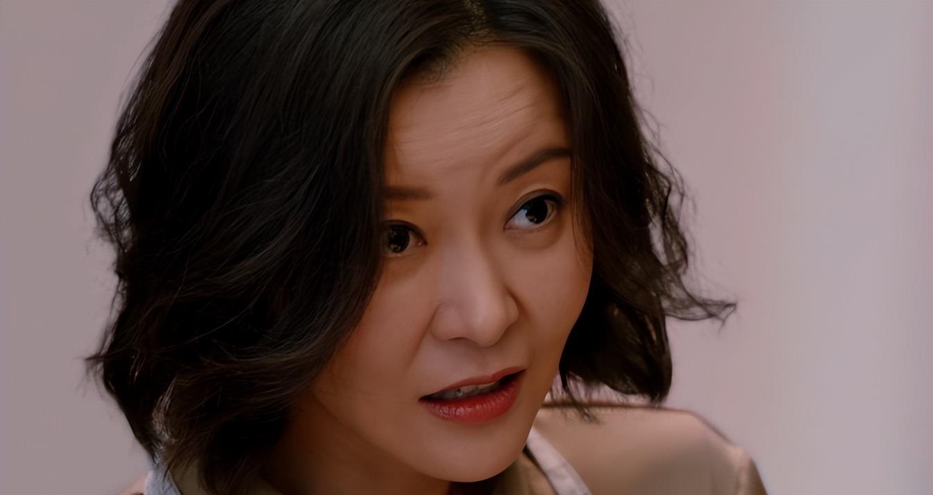 但回看柯蓝以前的作品,她也是用同样的套路在演戏