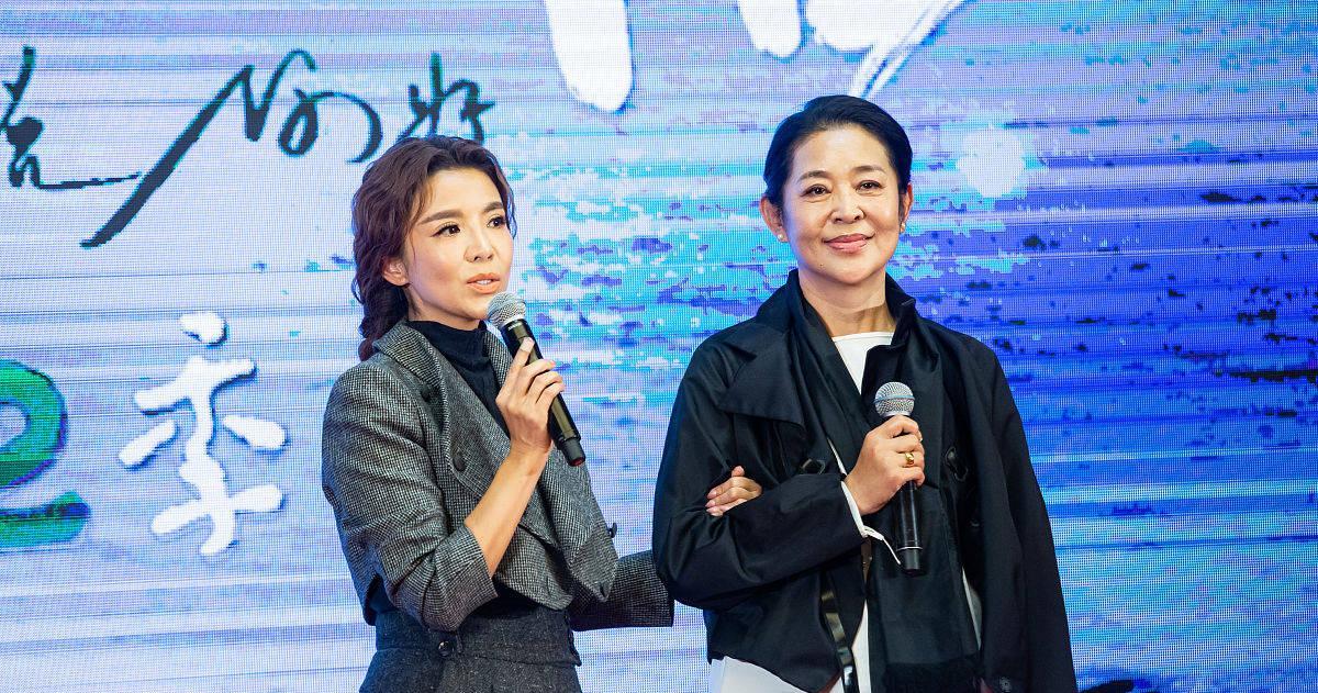 倪萍和朱迅现身青岛李村大集,赶大集喝羊汤,与市民亲切互动 !