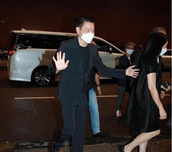 发表评论:您如何看待刘德华在父亲葬礼上的坚守和孝心?