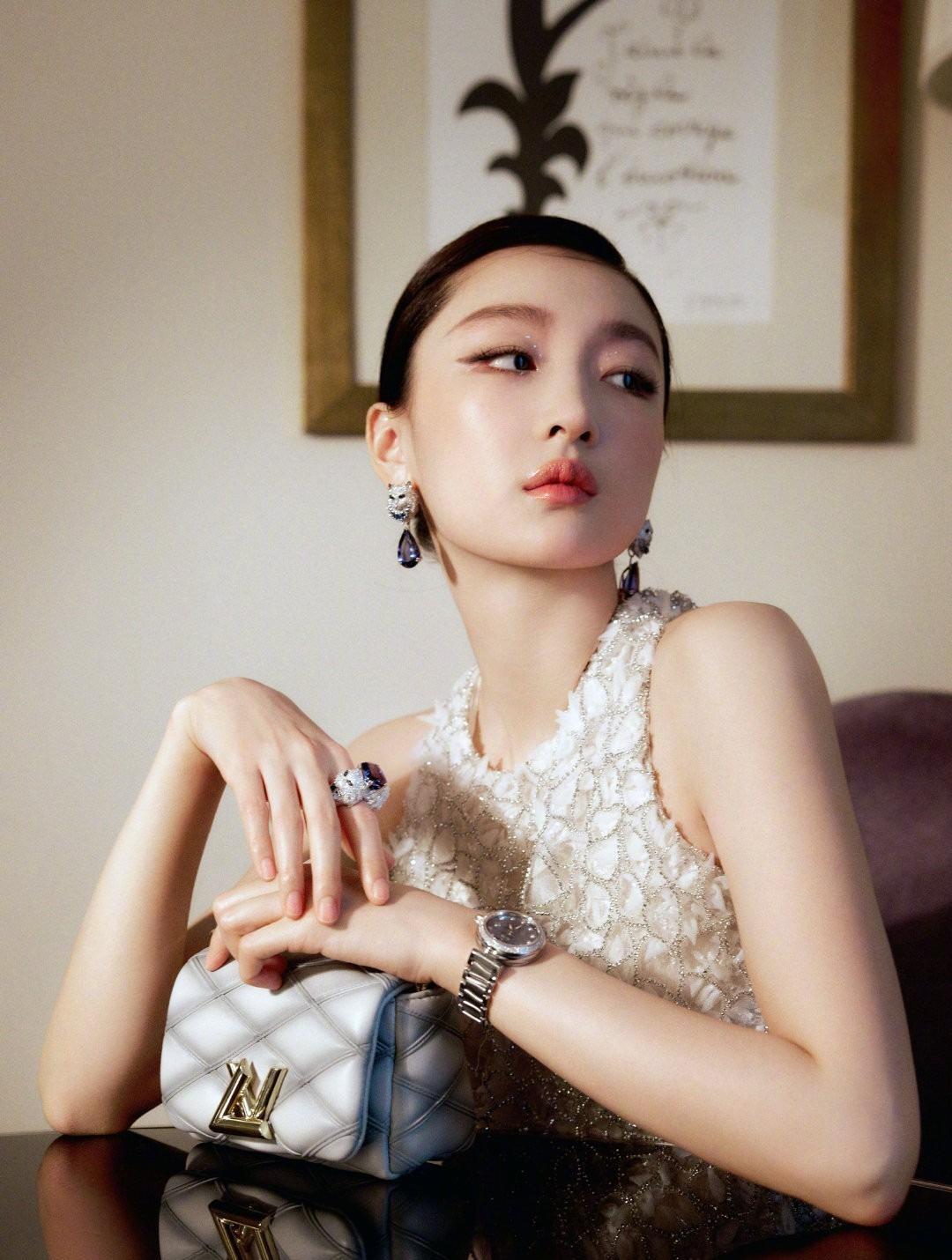 有种尴尬叫周冬雨张子枫玩性感,露了个寂寞,小孩别偷穿大人衣服_身材