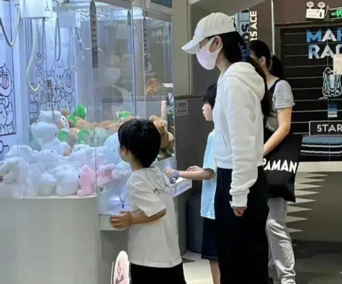 angelababy带小海绵看急诊引热议,网友:还好没有带去看疯马秀_孩子