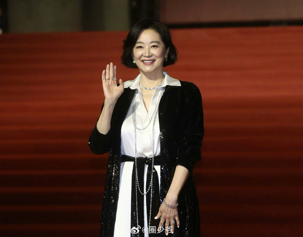 当天,奥斯卡大导演李安为林青霞颁奖,足见她的女神地位不可小觑!