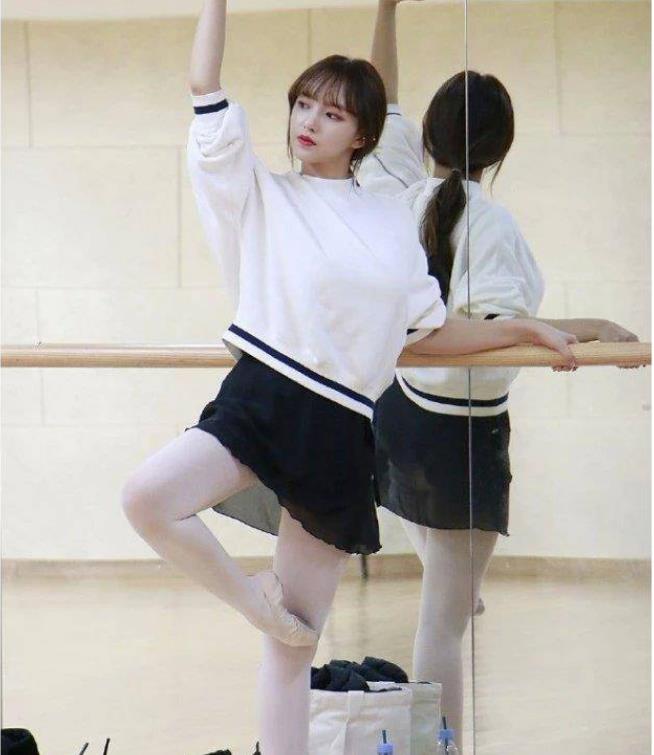 程潇和女神身穿白袜,黑纱裙,表演了优美的舞蹈,网友纷纷表示:喜欢!