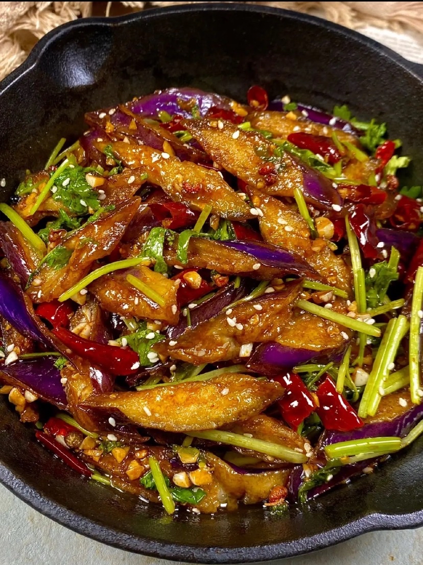 米饭的绝配搭子:风味脆皮茄子_香菜_食材_蒜末
