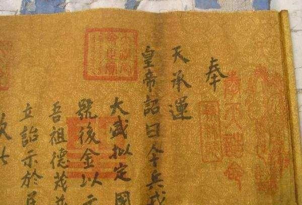 道光(綿寧)生母喜塔臘氏早逝於1797年,嘉慶續立孝和皇后,也就是綿寧的