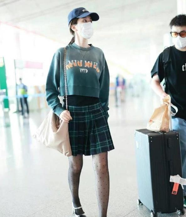 黑色的染色袜子不仅体现了乔欣迷人的双腿,还让乔欣看起来更有占有欲.