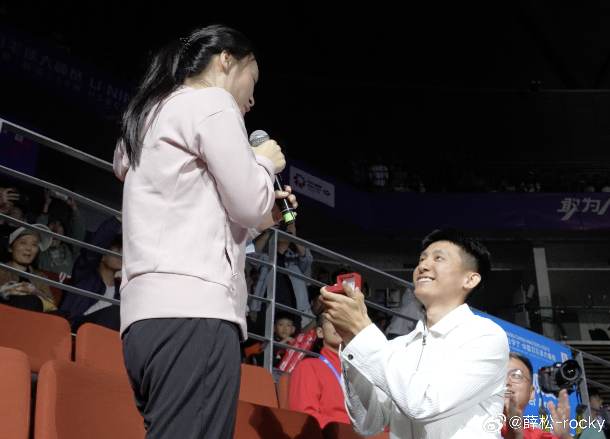 国羽名将比赛现场跪地求婚成功,与女友当众拥吻幸福又甜蜜_薛松_决赛