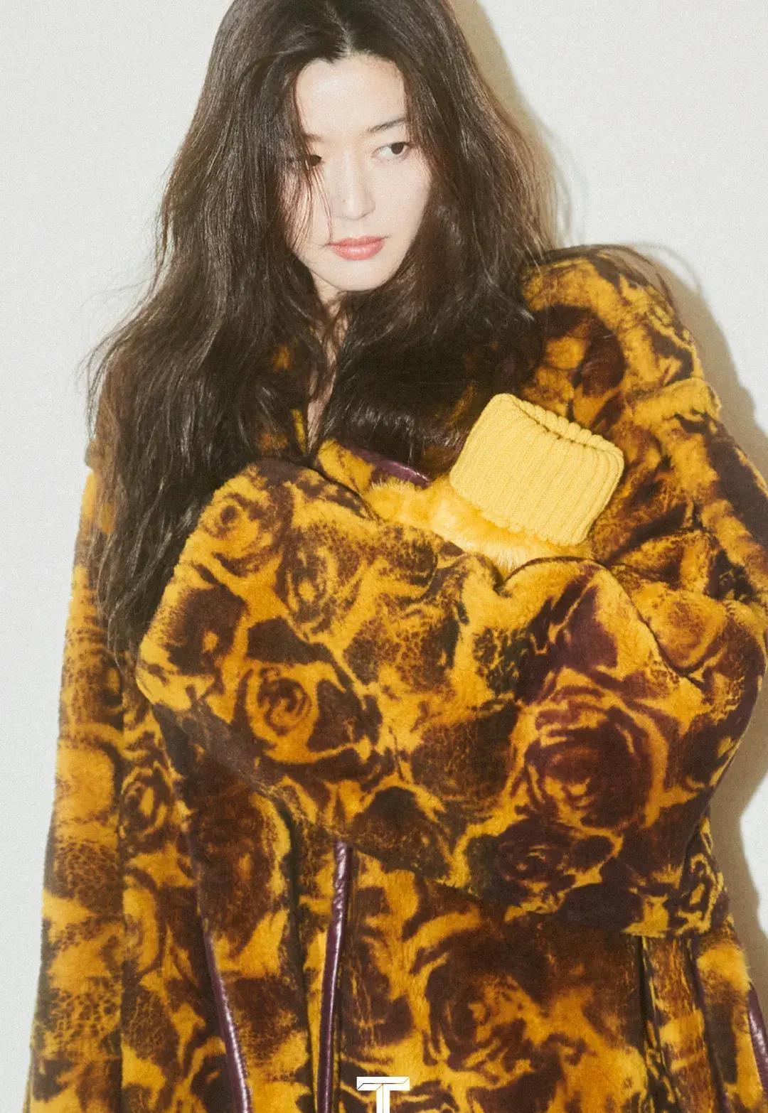 全智贤全智贤又变年轻了三套穿搭色彩绚烂,彩色丝袜性感又霸气_千颂伊