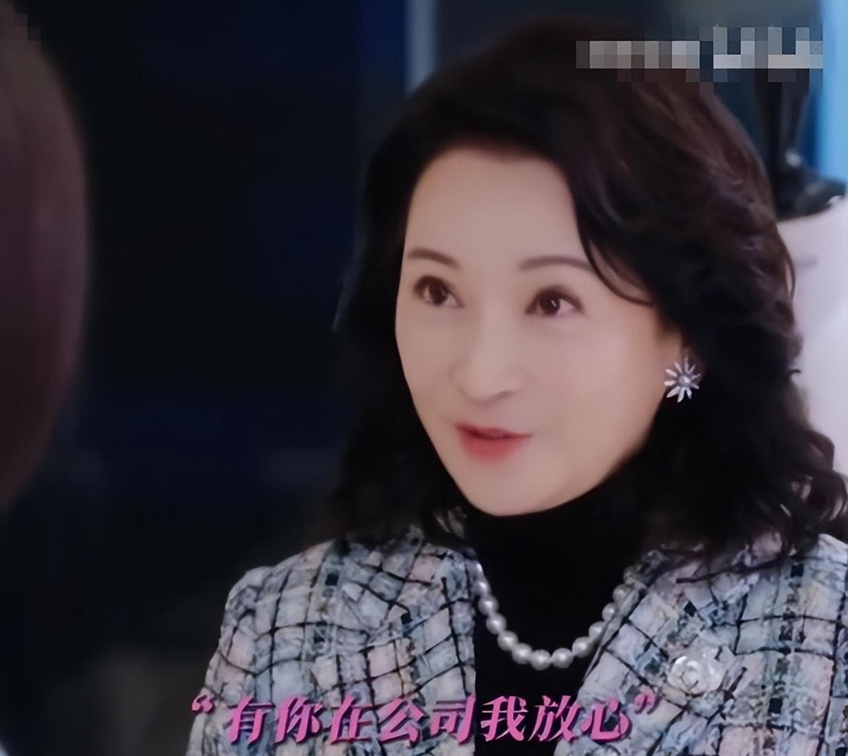 从牟印最新的剧透来看,他带着文慧心去商场看包包.