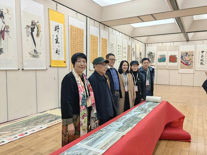 朱梅林的书法风格最大特点是铁画银钩,力透纸背,遒劲有力,具有极高的